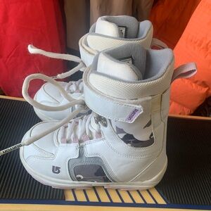 Burton Girls Snowboard Boots | Size 5 (Fits like a 2)